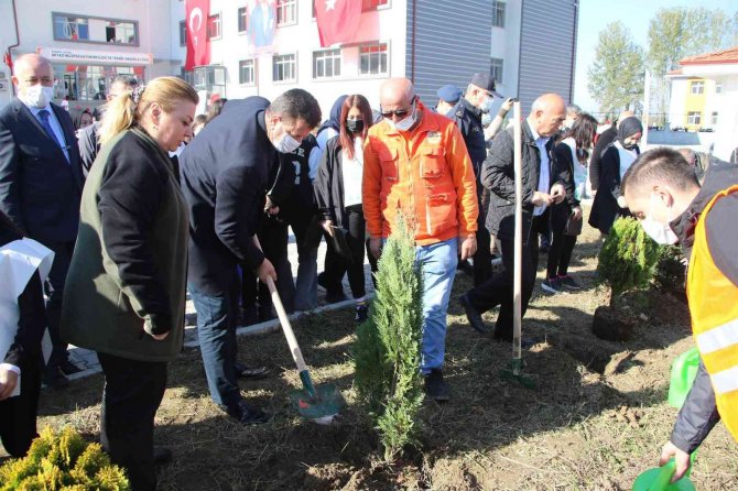 Akyazı’da Geleceğe Nefes Olacak Yeni Fidanlar Toprakla Buluştu