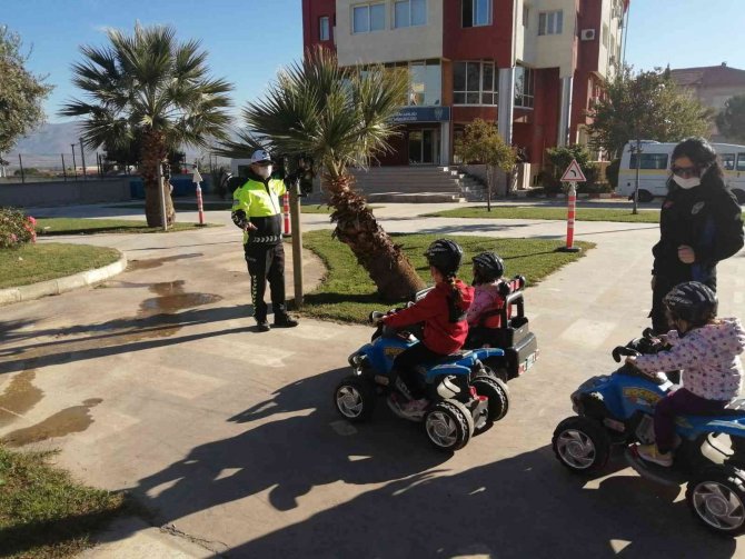 Öğrencilere Trafik Eğitimi Verildi