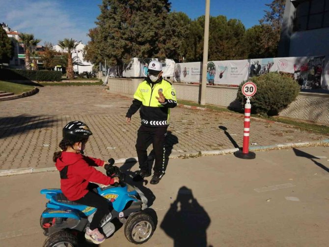 Öğrencilere Trafik Eğitimi Verildi