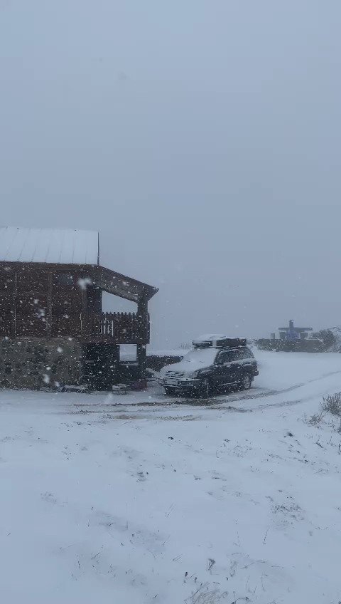 Artvin’in Arhavi İlçesinde Bulunan Nopapeni Yaylası’na Mevsimin İlk Karı Düştü