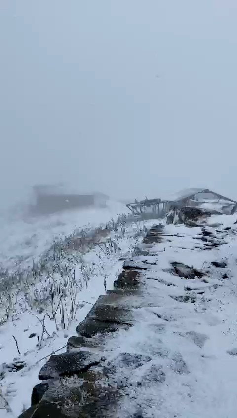 Artvin’in Arhavi İlçesinde Bulunan Nopapeni Yaylası’na Mevsimin İlk Karı Düştü