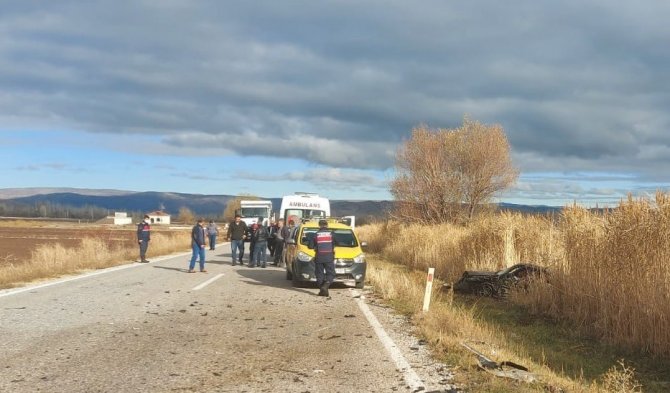 Otomobiller Çarpıştı: 2 Yaralı