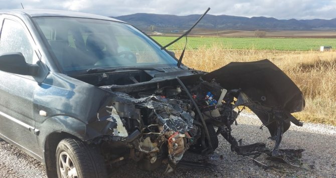 Otomobiller Çarpıştı: 2 Yaralı