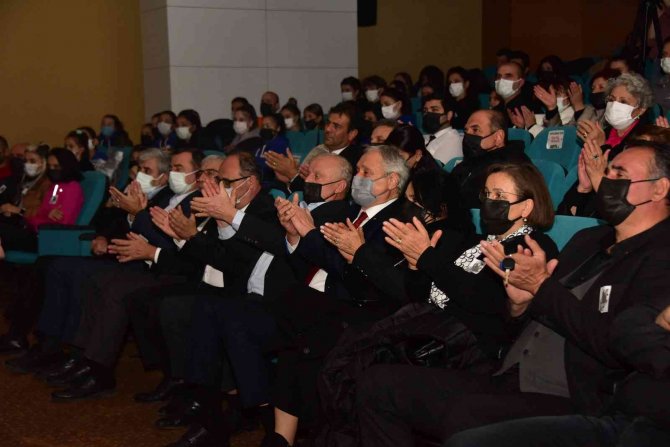 ’Bu Kalp Seni Unutur Mu’ Oyunu Ayakta Alkışlandı