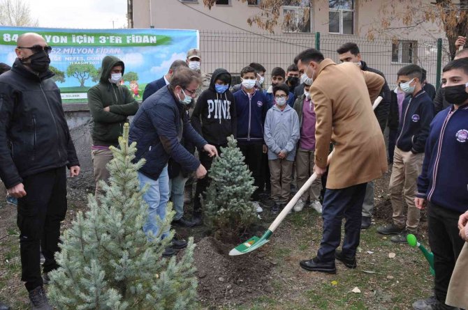 Bulanık’ta Fidan Dikimi