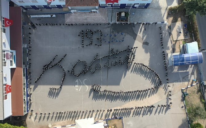 Çeşmeli 515 Öğrenciden Atatürk İmzalı Koreografi