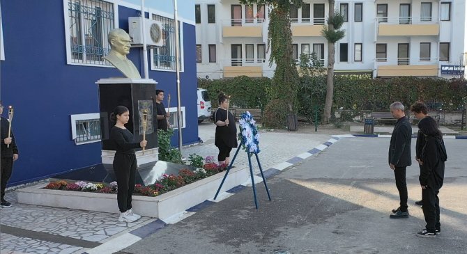 Çeşmeli 515 Öğrenciden Atatürk İmzalı Koreografi