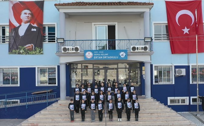Çeşmeli 515 Öğrenciden Atatürk İmzalı Koreografi