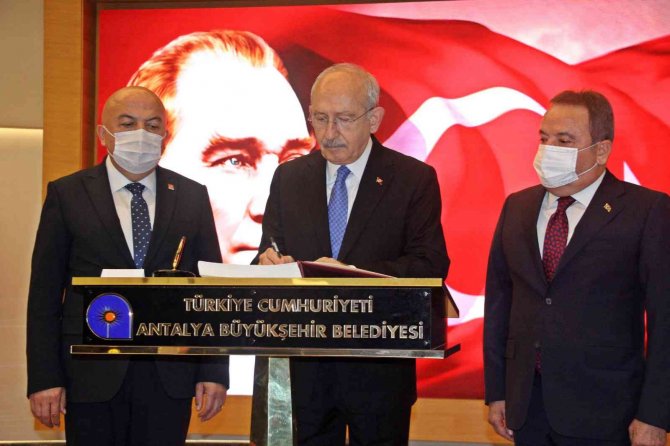 Kılıçdaroğlu’ndan Böcek’e Nazar Boncuğu