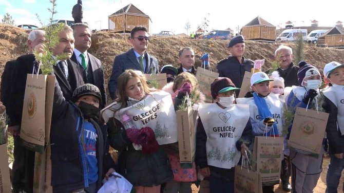1744 Rakımlı Dinek Dağında Fidanlar Toprakla Buluşturuldu
