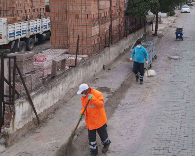 Efeler’de Temizlik Çalışmaları Aralıksız Sürüyor