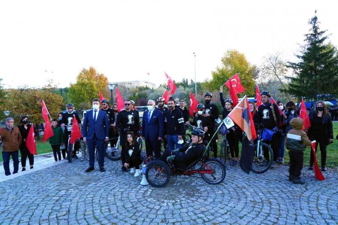 547 Kilometre Pedal Çevirip Ata’nın Huzuruna Çıktılar