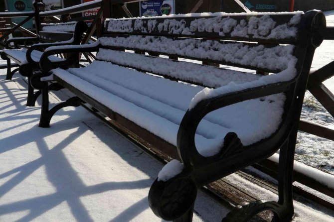 Erzurum’da Hava Sıcaklığı Eksilere Düştü, Yüksek Kesimler Karla Kaplandı
