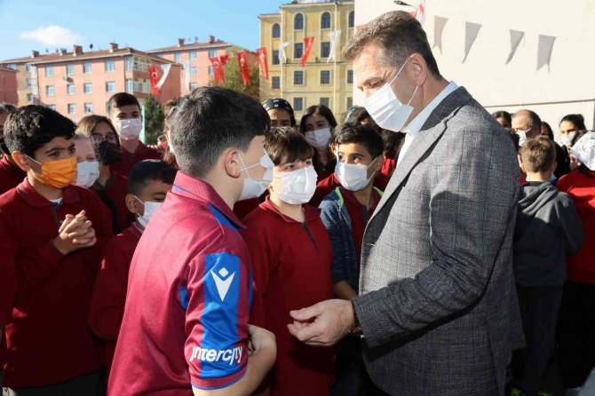 Gaziosmanpaşa’da Çocuklar, Milli Ağaçlandırma Günü’nde Fidan Dikti