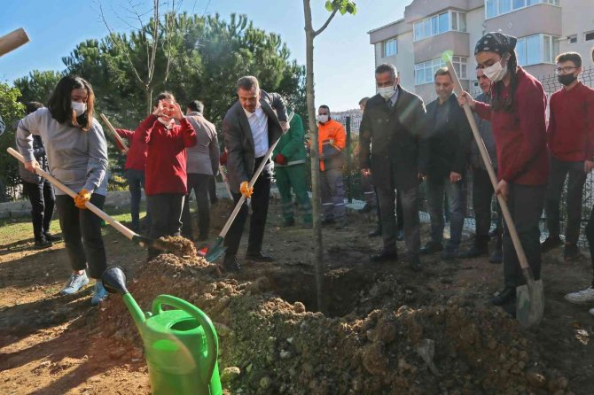 Gaziosmanpaşa’da Çocuklar, Milli Ağaçlandırma Günü’nde Fidan Dikti