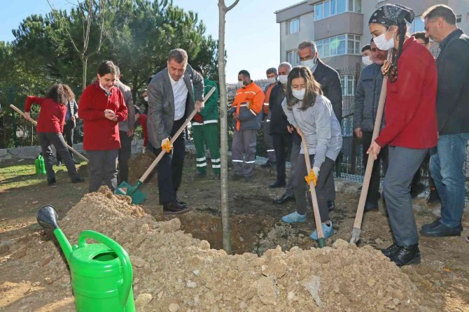 Gaziosmanpaşa’da Çocuklar, Milli Ağaçlandırma Günü’nde Fidan Dikti
