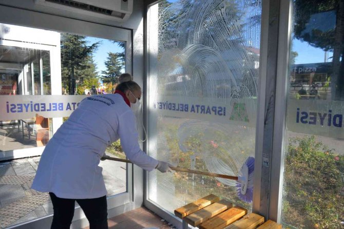 Isparta’da Otobüs Durakları Sabunlu Suyla Temizleniyor
