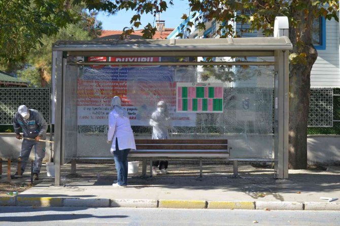 Isparta’da Otobüs Durakları Sabunlu Suyla Temizleniyor