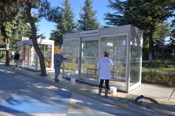 Isparta’da Otobüs Durakları Sabunlu Suyla Temizleniyor