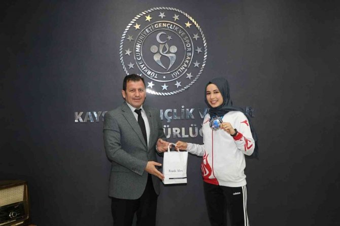 Kick Boks Dünya İkincisi Türksoy, İ̇l Müdürü Kabakcı’yı Ziyaret Etti