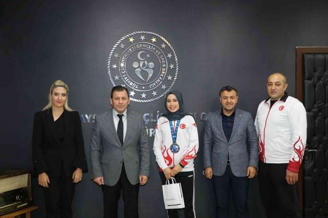 Kick Boks Dünya İkincisi Türksoy, İ̇l Müdürü Kabakcı’yı Ziyaret Etti
