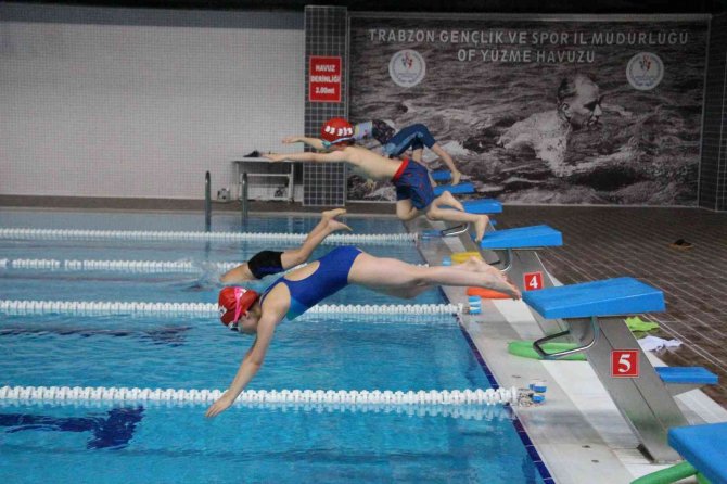 Genç Çevreciler Karadeniz İçin Havuzda Yüzdü