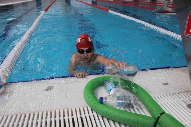 Genç Çevreciler Karadeniz İçin Havuzda Yüzdü