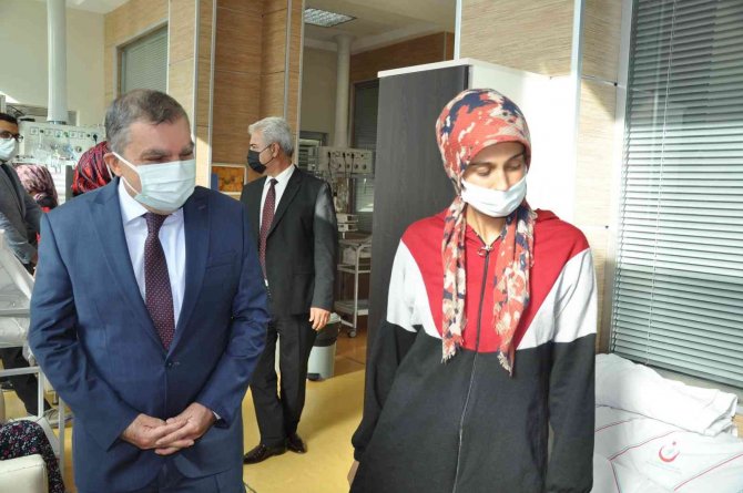 Vali Işık, Ambulansta Doğum Yapan Anne İle Bebeğini Hastanede Ziyaret Etti