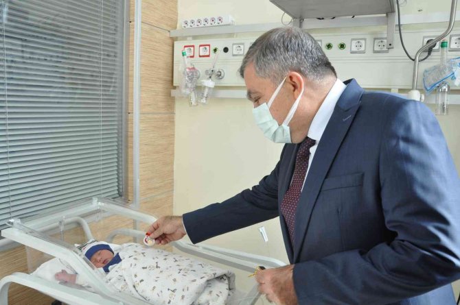Vali Işık, Ambulansta Doğum Yapan Anne İle Bebeğini Hastanede Ziyaret Etti