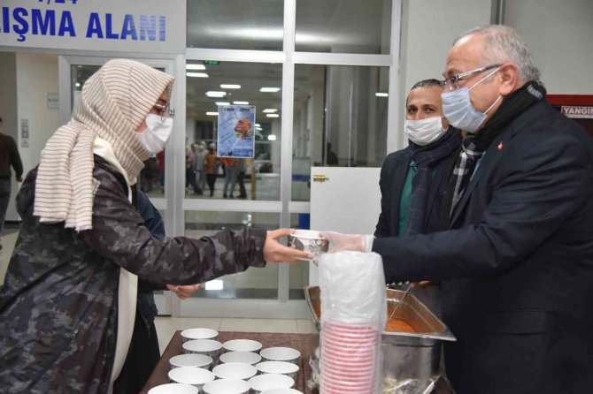 Rektör Namık Ak, Ders Çalışan Öğrencilere Çorba İkram Etti