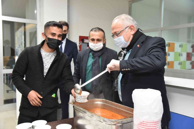 Rektör Namık Ak, Ders Çalışan Öğrencilere Çorba İkram Etti