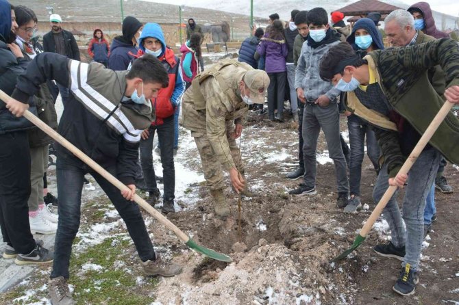 Kars’ta 2300 Rakımda Eksi 10 Derecede Fidan Dikimi
