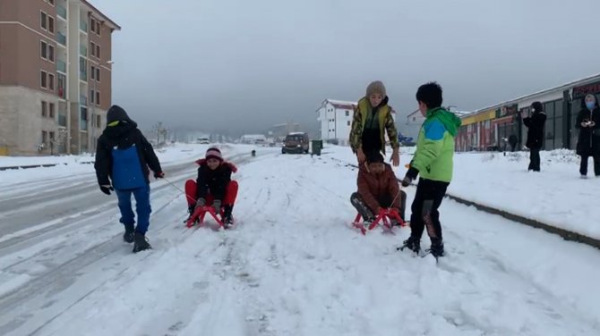 Kars’ta Kızağını Kapan Çocuklar Kaymaya Koştu