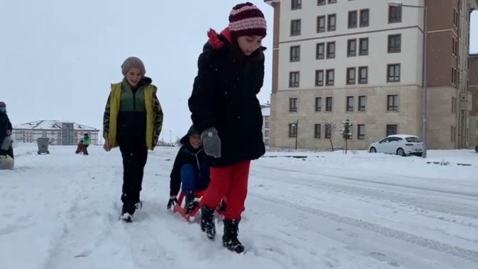 Kars’ta Kızağını Kapan Çocuklar Kaymaya Koştu