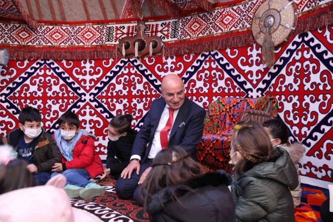 Başkan Altınok Minik Öğrencilere Masal Okudu