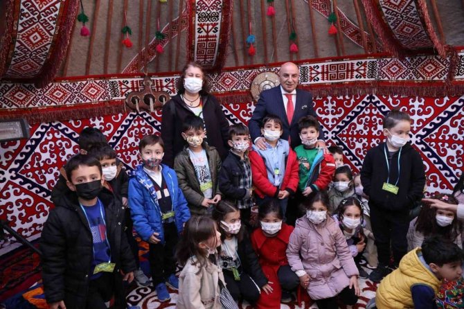 Başkan Altınok Minik Öğrencilere Masal Okudu