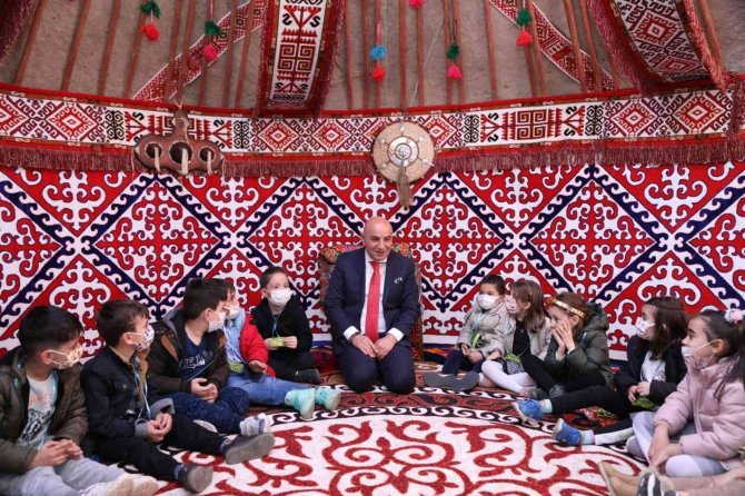 Başkan Altınok Minik Öğrencilere Masal Okudu