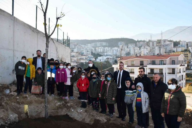 Başkan Tanır, Çocuklarla Birlikte Ağaç Dikti