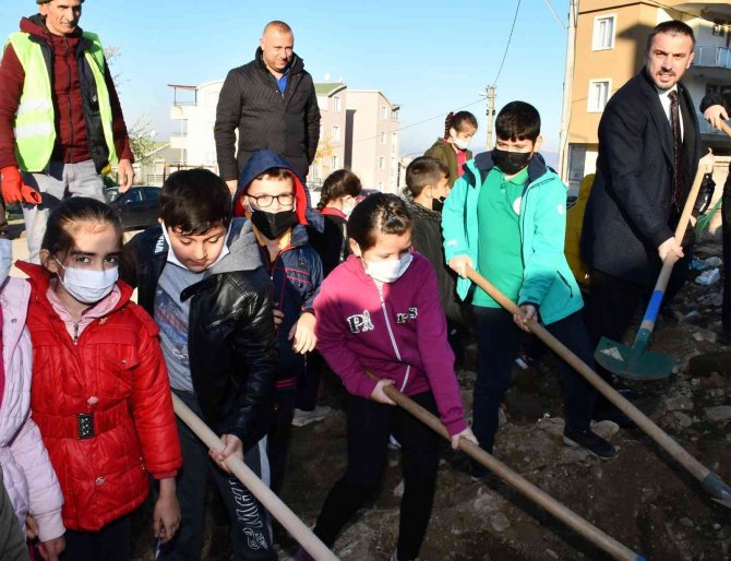 Başkan Tanır, Çocuklarla Birlikte Ağaç Dikti