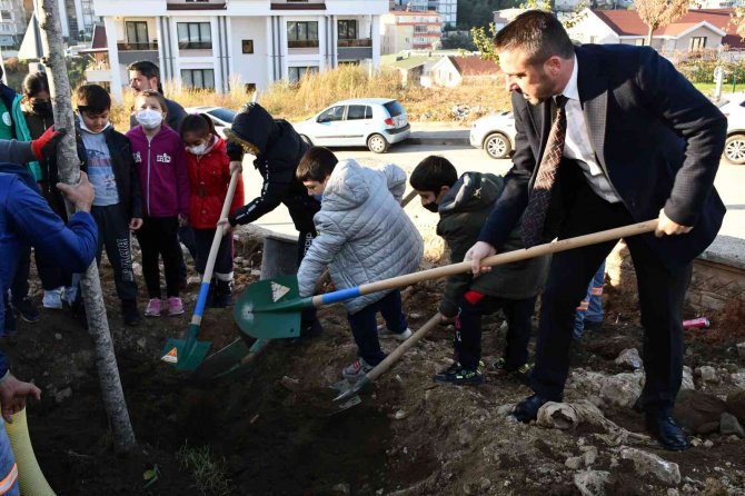 Başkan Tanır, Çocuklarla Birlikte Ağaç Dikti