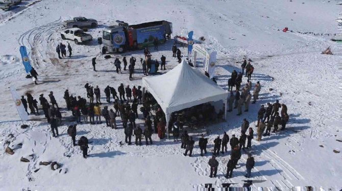 Kar Altında Binlerce Fidanı Toprakla Buluşturdular