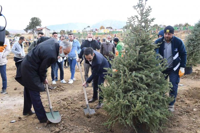 Konya Büyükşehir Belediyesi 5 Bin Fidanı Toprakla Buluşturdu