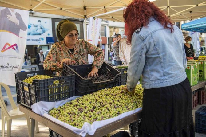 Üretici Kadınlar, Zeytin Ve Zeytinden Ürettikleri Ürünleri Satışa Sundu