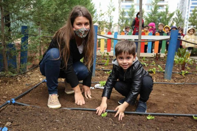 Minik Çocuklar Fide Ve Tohumları Toprakla Buluşturdu