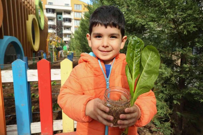 Minik Çocuklar Fide Ve Tohumları Toprakla Buluşturdu