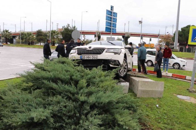Samsun’da Trafik Kazası: 1 Otomobil Refüje Çıktı