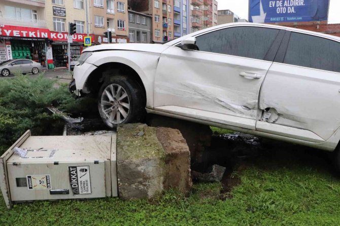 Samsun’da Trafik Kazası: 1 Otomobil Refüje Çıktı