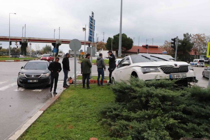 Samsun’da Trafik Kazası: 1 Otomobil Refüje Çıktı