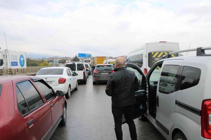 Tır İle Kamyon Çarpıştı, Trafik Felç Oldu