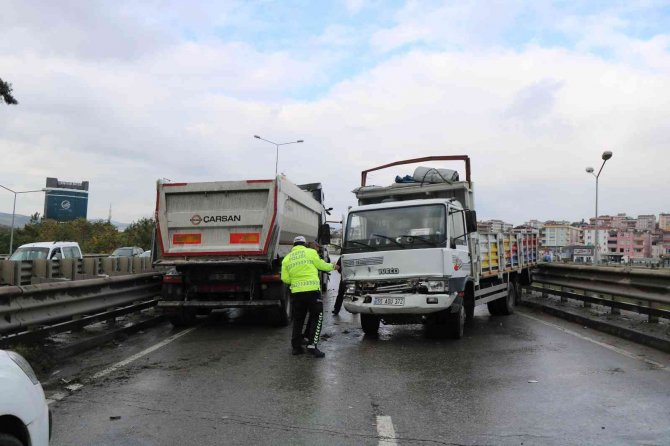 Tır İle Kamyon Çarpıştı, Trafik Felç Oldu